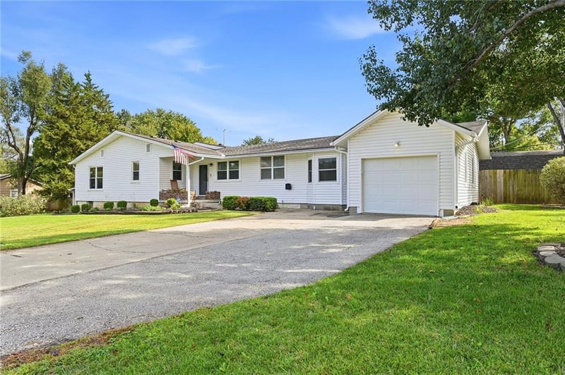 33655 Hillcrest St, De Soto, KS 66018