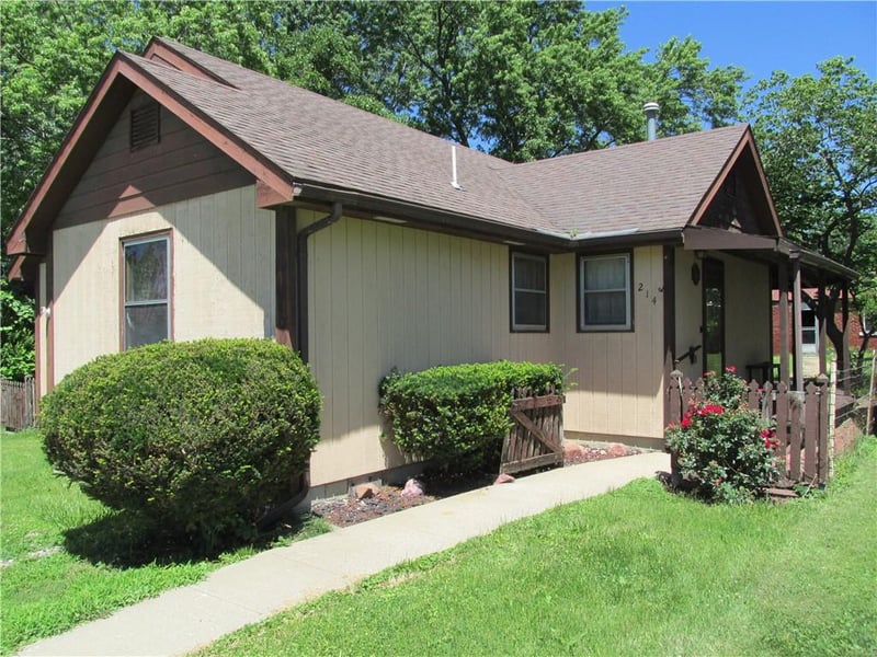 214 W 7th St, Cameron, MO 64429