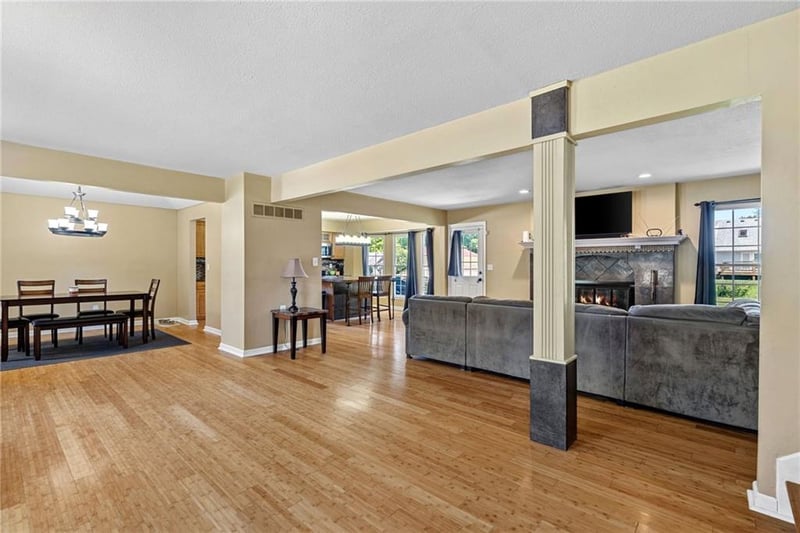 1600 SW 24th St, Blue Springs, MO 64015