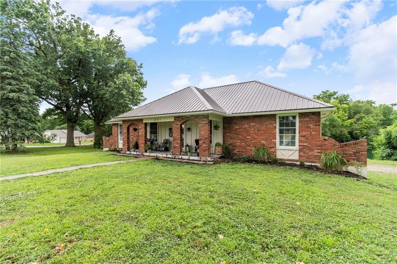 205 E Dauxville Dr, Richmond, MO 64085