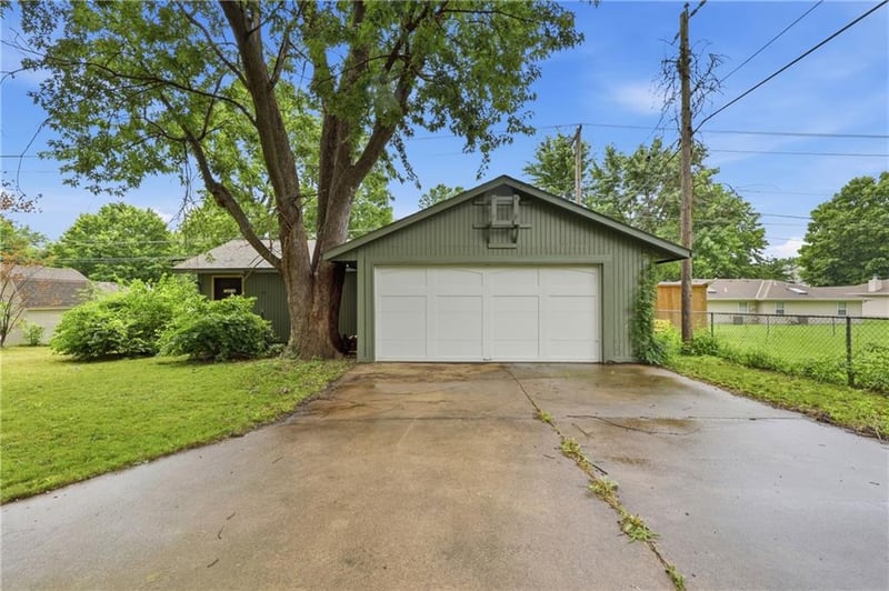 2526 Queen Ridge Dr, Independence, MO 64055