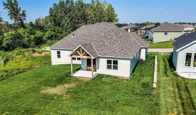4137 Lake Shore Dr, Basehor, KS 66007