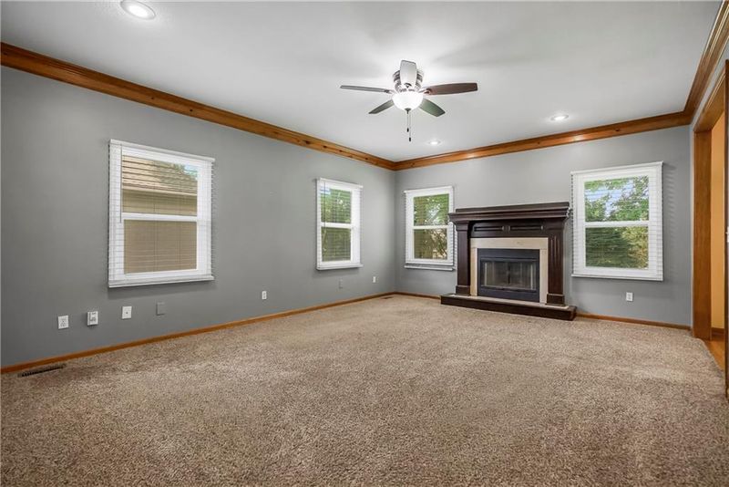 112 SE Nottingham Ct, Lee's Summit, MO 64063