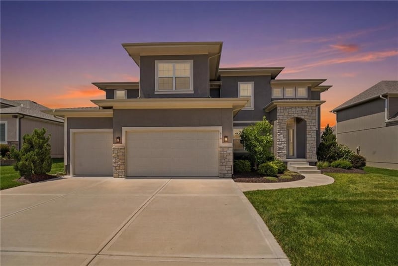 318 NW Ambersham Dr, Lee's Summit, MO 64081