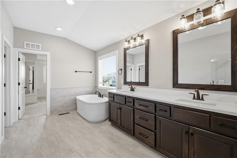 318 NW Ambersham Dr, Lee's Summit, MO 64081