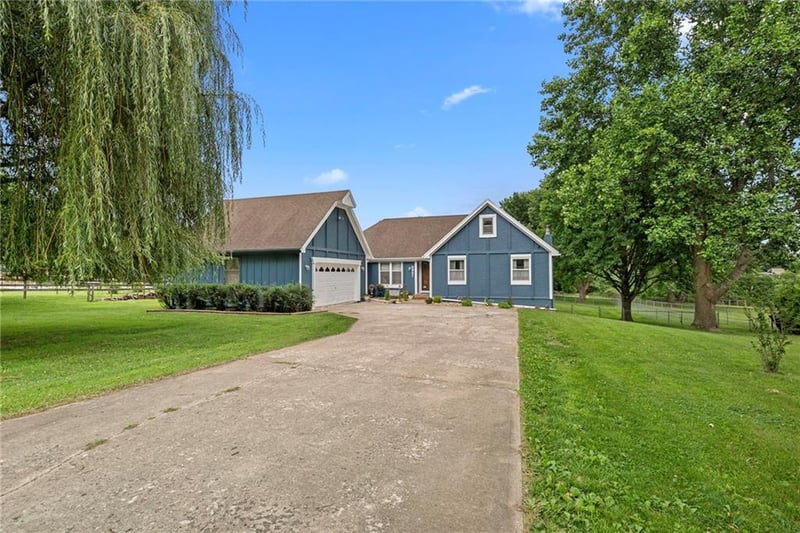 8921 Boten Rd, Lee's Summit, MO 64064