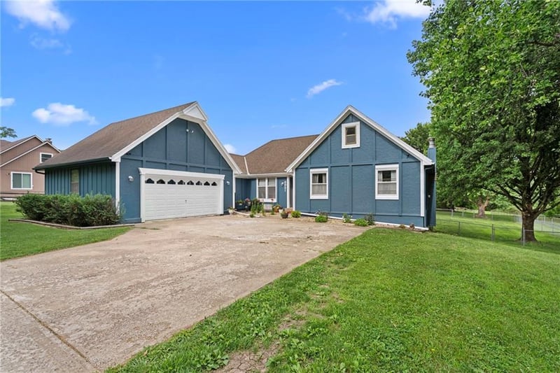 8921 Boten Rd, Lee's Summit, MO 64064