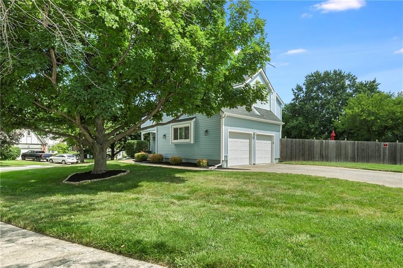 8821 W 115th Ter, Overland Park, KS 66210