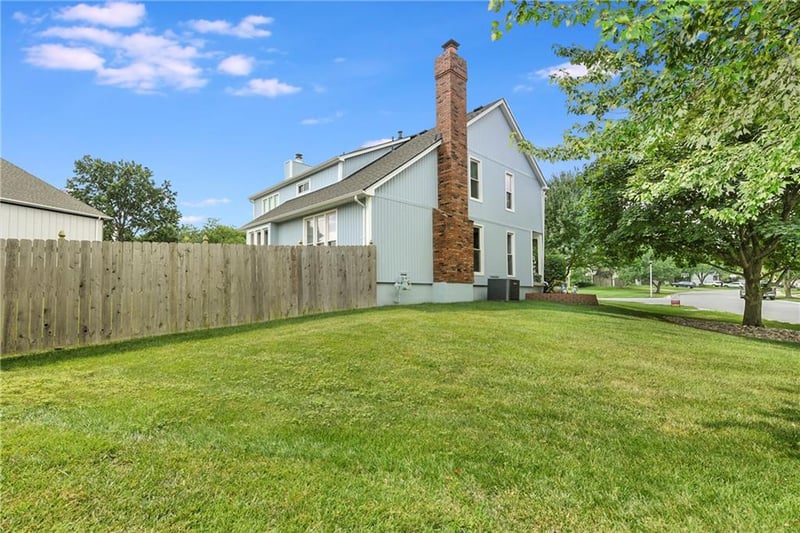 8821 W 115th Ter, Overland Park, KS 66210