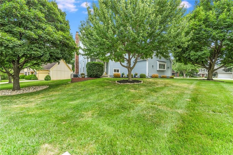 8821 W 115th Ter, Overland Park, KS 66210