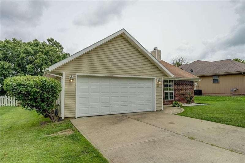 1011 Fox Run Dr, Warrensburg, MO 64093