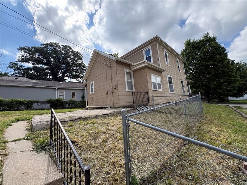 1913 Holman St, St Joseph, MO 64501