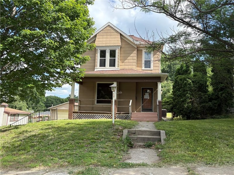 1913 Holman St, St Joseph, MO 64501