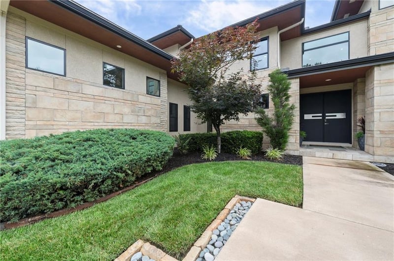 6537 Ridge Rd, Parkville, MO 64152