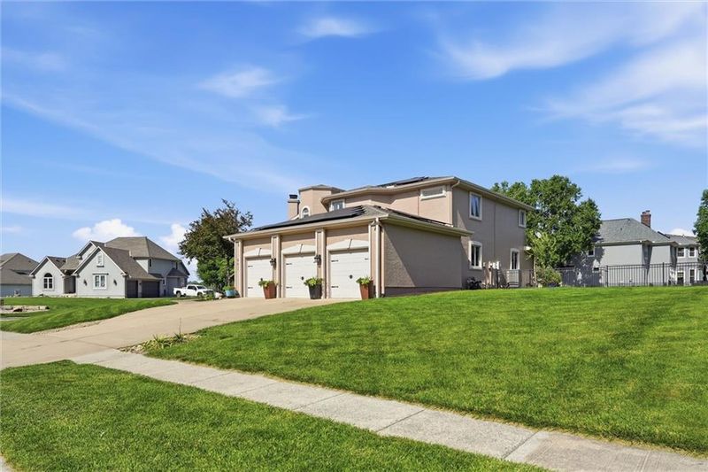 901 SW Raintree Dr, Lee's Summit, MO 64082