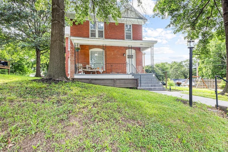 1016 N 10th St, Atchison, KS 66002