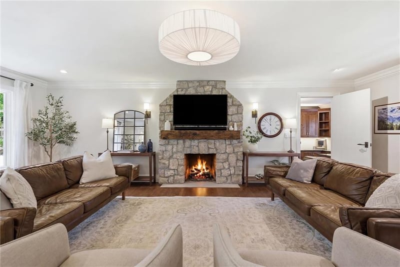 2312 Tomahawk Rd, Mission Hills, KS 66208