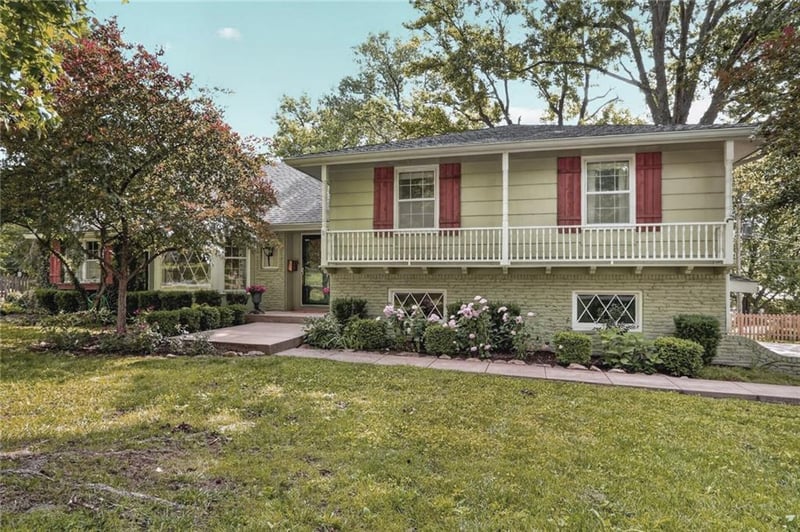 10345 Cherokee Ln, Leawood, KS 66206