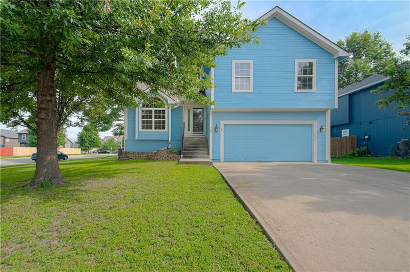 520 E Parma Way St, Gardner, KS 66030