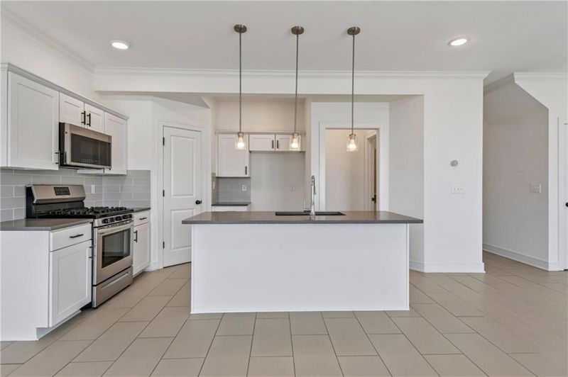 7401 Aaron St, Parkville, MO 64152