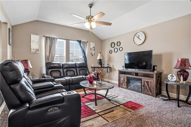 12704 Applewood Dr, Grandview, MO 64030