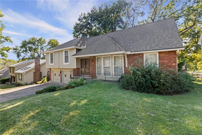 8208 Caenen Lake Rd, Lenexa, KS 66215