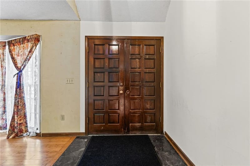 8208 Caenen Lake Rd, Lenexa, KS 66215
