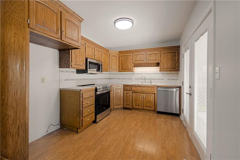 8000 W 85th Ter, Overland Park, KS 66212