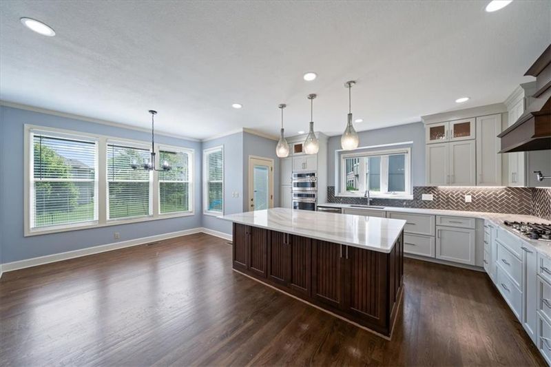 725 SW Winterwalk Ln, Lee's Summit, MO 64081