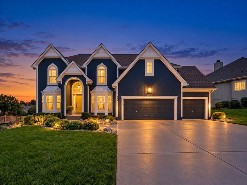 725 SW Winterwalk Ln, Lee's Summit, MO 64081