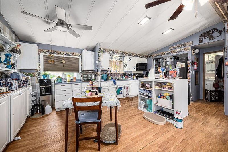 20701 219th St, Tonganoxie, KS 66086