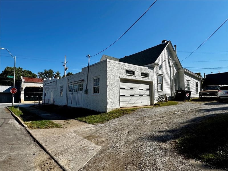 517 W 75th St, Kansas City, MO 64114