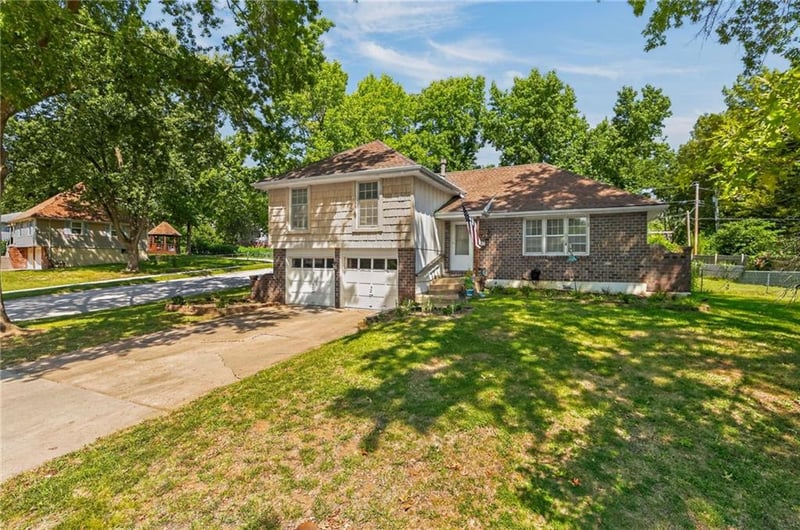 418 SW Sunset Dr, Lee's Summit, MO 64081