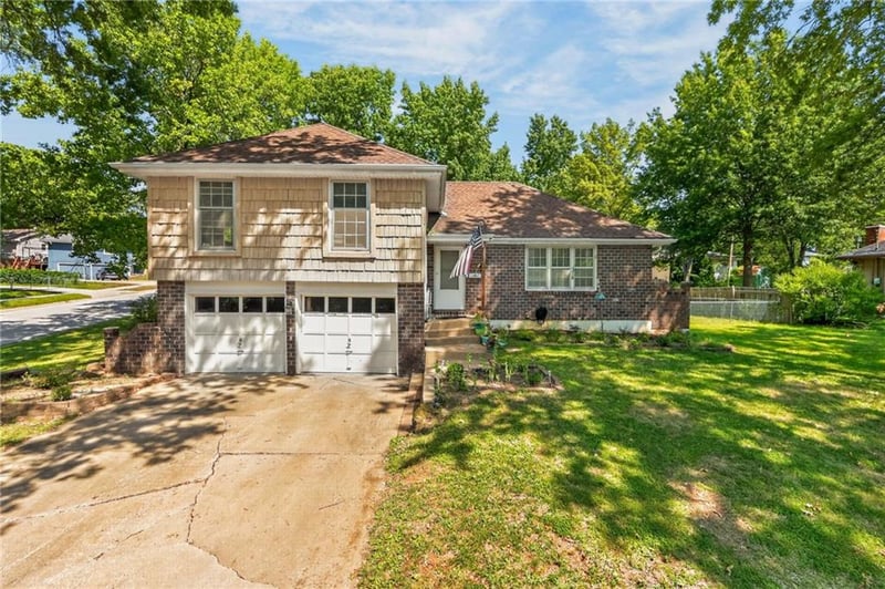 418 SW Sunset Dr, Lee's Summit, MO 64081