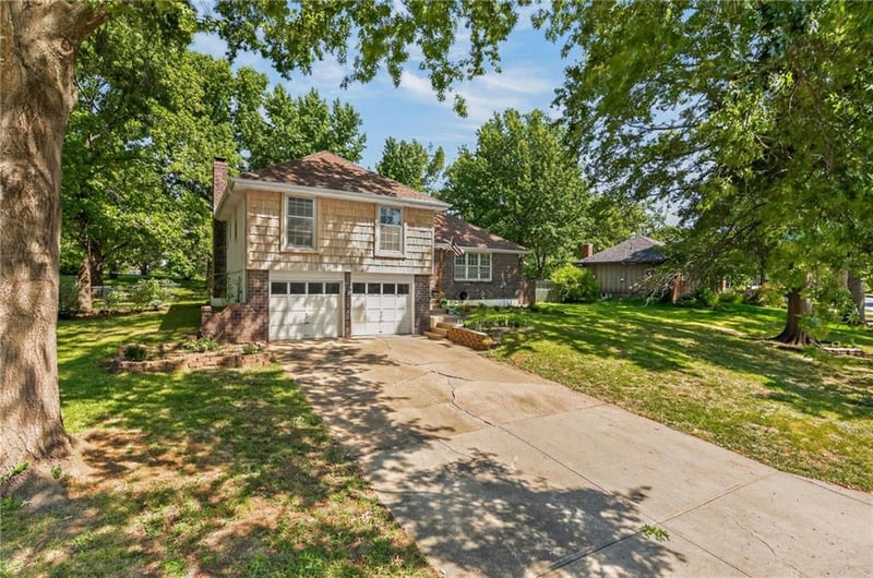 418 SW Sunset Dr, Lee's Summit, MO 64081