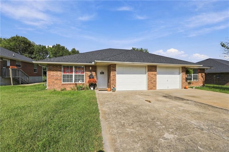 204 - 206 NW Woodbury Dr, Grain Valley, MO 64029