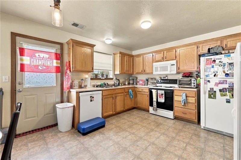 204 - 206 NW Woodbury Dr, Grain Valley, MO 64029