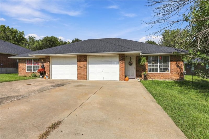 204 - 206 NW Woodbury Dr, Grain Valley, MO 64029