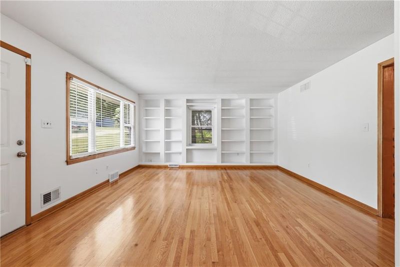 10516 E 35th St, Independence, MO 64052