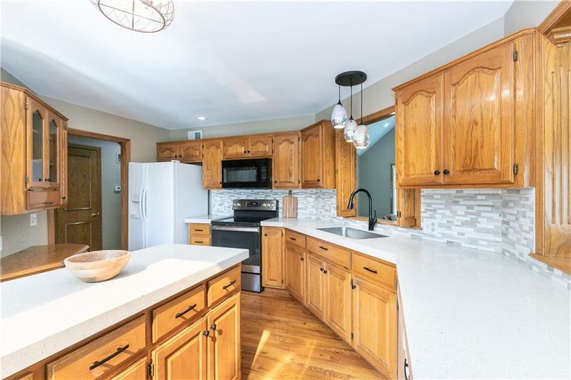 1306 SW Stonecreek Dr, Blue Springs, MO 64015