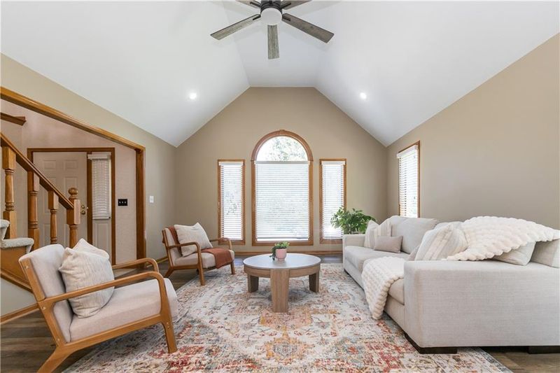 1306 SW Stonecreek Dr, Blue Springs, MO 64015