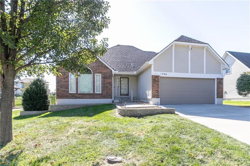 1306 SW Stonecreek Dr, Blue Springs, MO 64015