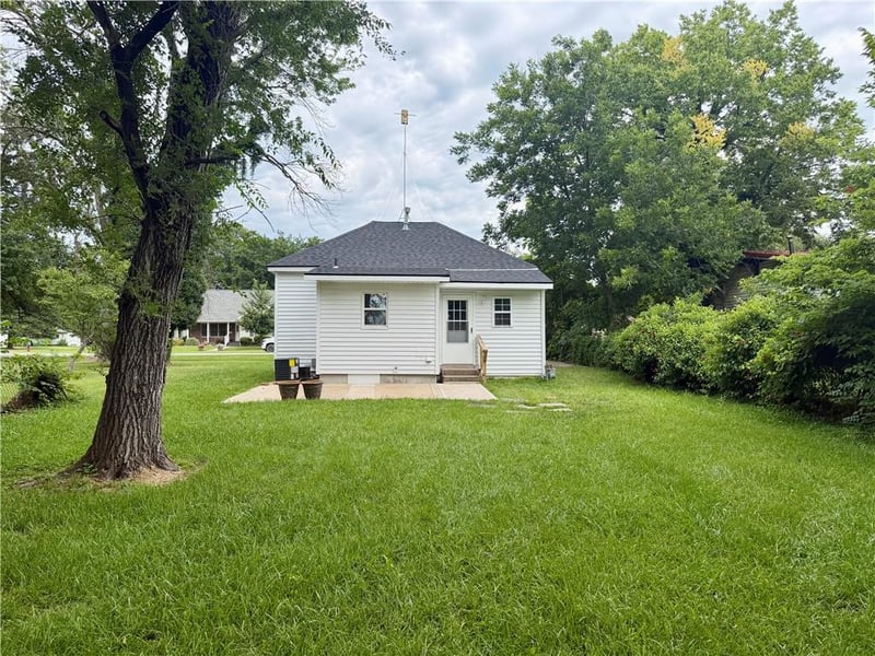 907 E Walnut St, Rich Hill, MO 64779