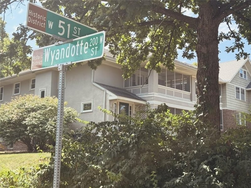 201 W 51st Ter, Kansas City, MO 64112