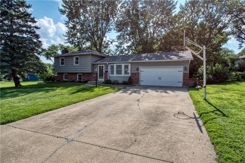 8938 Knox Ln, Overland Park, KS 66212
