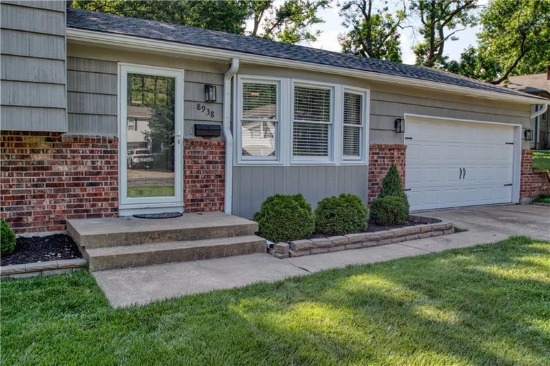 8938 Knox Ln, Overland Park, KS 66212