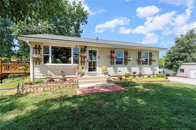 8235 NW Kidder Rd, Kidder, MO 64649