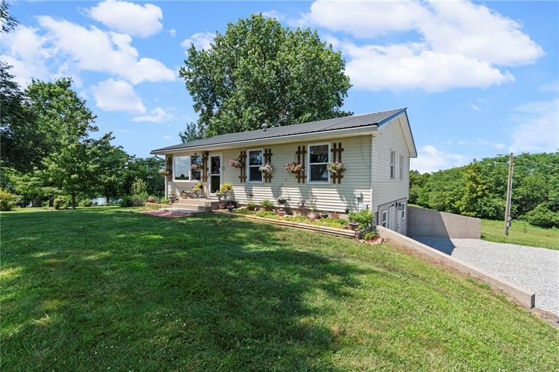 8235 NW Kidder Rd, Kidder, MO 64649