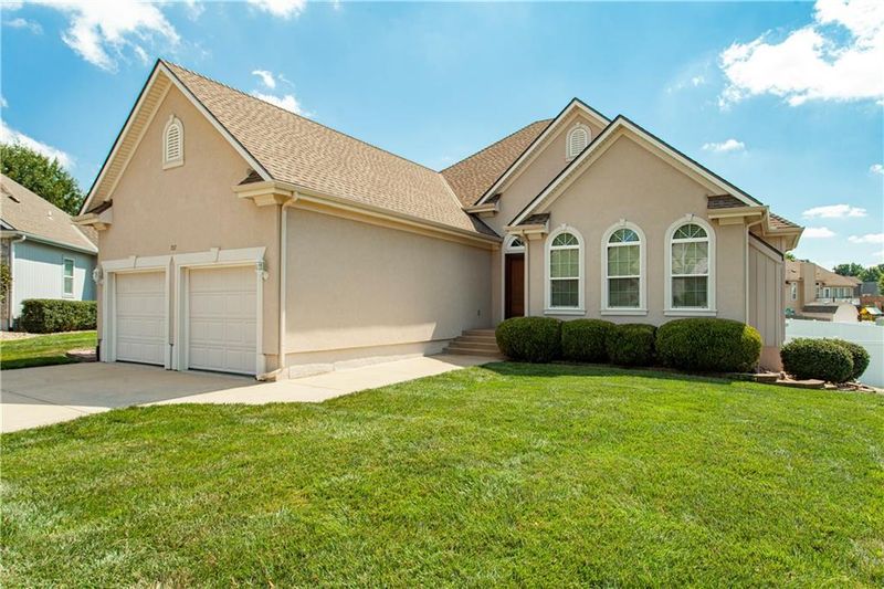 707 NW Baytree Cir, Grain Valley, MO 64029
