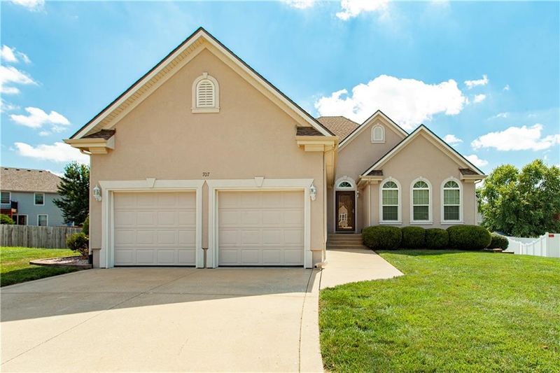 707 NW Baytree Cir, Grain Valley, MO 64029